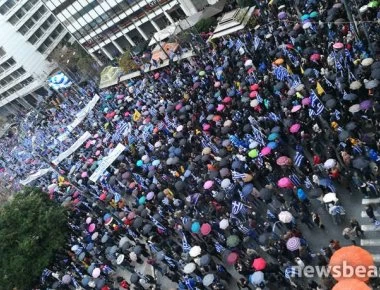 Σύνταγμα: «Μη φύγει κανείς, μουσκεμένοι ως το κόκκαλο»